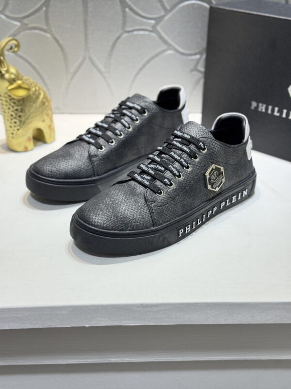 sy_no_849E6685DF2DB11A3808778FB7CBD5E1_1 Philipp Plein Black Shimmer Grain-Leather Hexagon-Logo Low-Top Sneaker