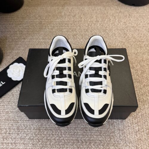 sy_no_87031BBE529B659C1F04D1A4A1F9094B_0 Chanel White and Black Colorblock Low-Top Sneaker with CC Logo