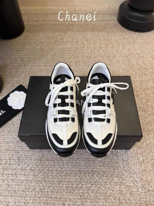 sy_no_87031BBE529B659C1F04D1A4A1F9094B_0 Chanel White and Black Colorblock Low-Top Sneaker with CC Logo
