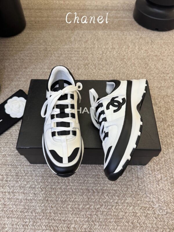 sy_no_87031BBE529B659C1F04D1A4A1F9094B_1 Chanel White and Black Colorblock Low-Top Sneaker with CC Logo