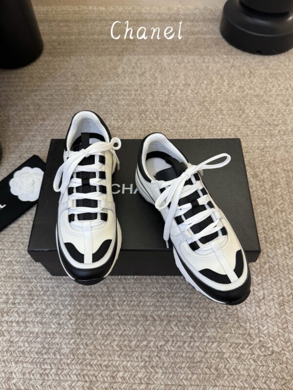 sy_no_87031BBE529B659C1F04D1A4A1F9094B_2 Chanel White and Black Colorblock Low-Top Sneaker with CC Logo