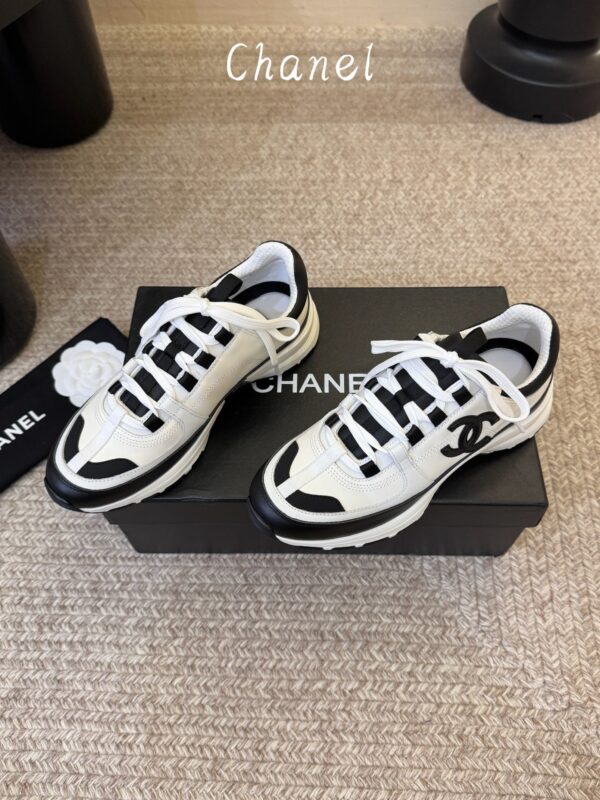 sy_no_87031BBE529B659C1F04D1A4A1F9094B_3 Chanel White and Black Colorblock Low-Top Sneaker with CC Logo