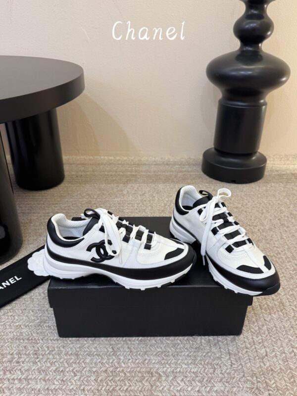 sy_no_87031BBE529B659C1F04D1A4A1F9094B_4 Chanel White and Black Colorblock Low-Top Sneaker with CC Logo
