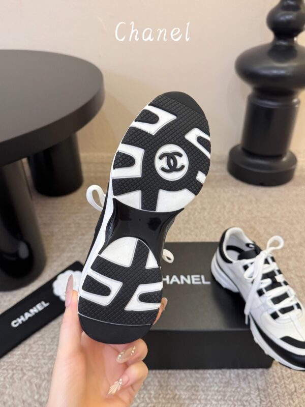 sy_no_87031BBE529B659C1F04D1A4A1F9094B_7 Chanel White and Black Colorblock Low-Top Sneaker with CC Logo