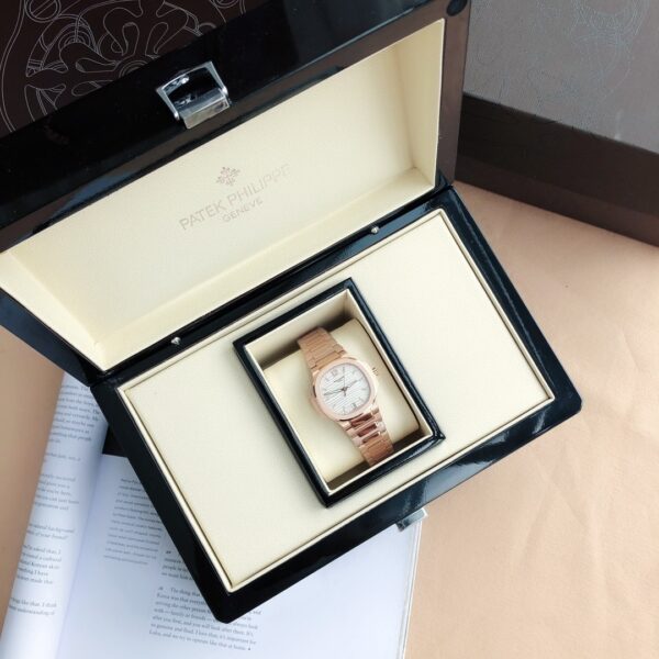 sy_no_8D0BF458BD5A640101952B436E645402_1 Patek Philippe's new Nautilus women's mechanical watch from the Sport Elegance series.