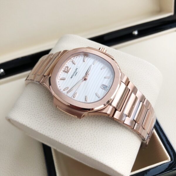 sy_no_8D0BF458BD5A640101952B436E645402_4 Patek Philippe's new Nautilus women's mechanical watch from the Sport Elegance series.