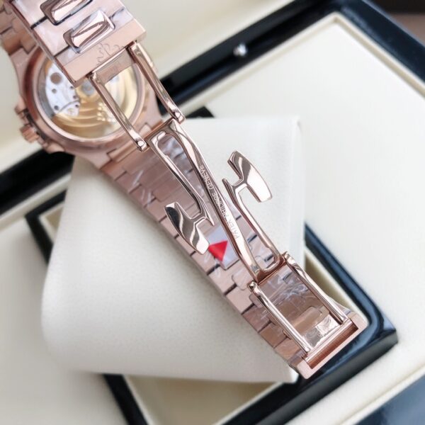 sy_no_8D0BF458BD5A640101952B436E645402_8 Patek Philippe's new Nautilus women's mechanical watch from the Sport Elegance series.