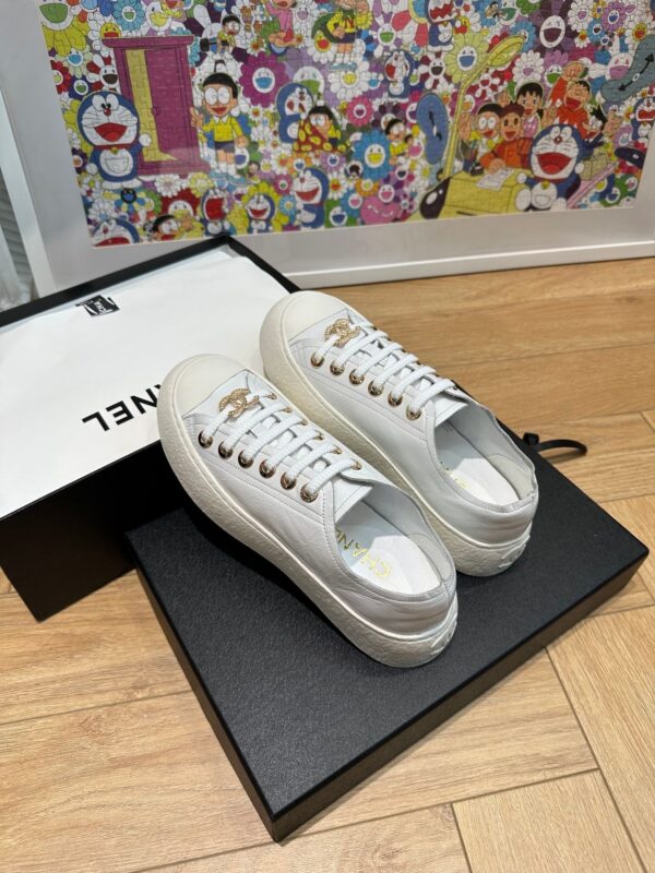 sy_no_95AAA00071716AF974097CC588FB913A_4 Chanel 24P All-White Waxed-Leather Platform Low-Top Sneaker with Gold-Tone CC Logo