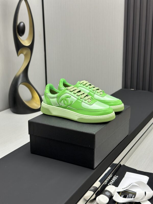sy_no_9CB5BEE8ABA61F8C589116BE176AAFC3_1 Chanel Vibrant Green Leather Low-Top Sneaker with Tonal CC Logo and Matching Sole
