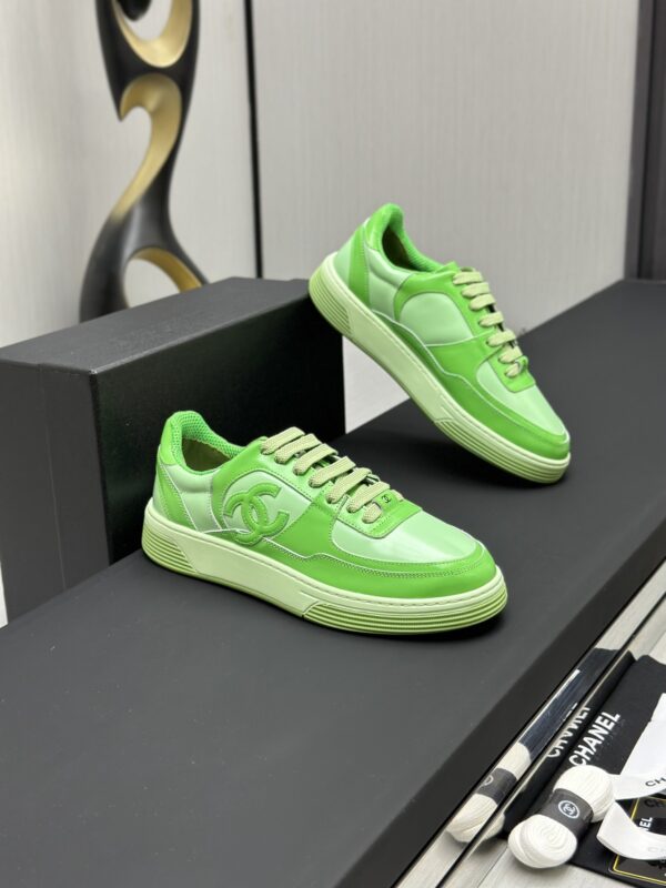 sy_no_9CB5BEE8ABA61F8C589116BE176AAFC3_2 Chanel Vibrant Green Leather Low-Top Sneaker with Tonal CC Logo and Matching Sole