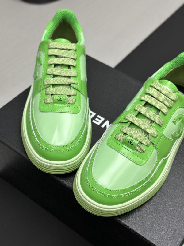 sy_no_9CB5BEE8ABA61F8C589116BE176AAFC3_4 Chanel Vibrant Green Leather Low-Top Sneaker with Tonal CC Logo and Matching Sole