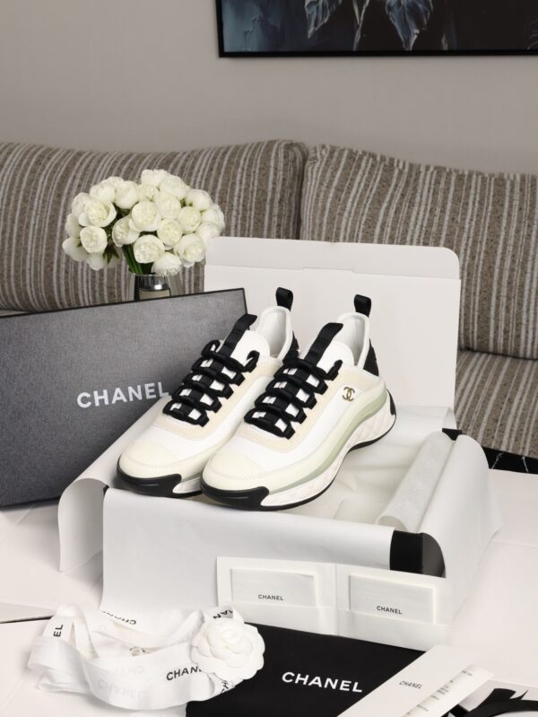 sy_no_BCB44C72A0CBB640D9AFA7D630A9F012_0 Chanel White and Black Mixed Material Low-Top Sneaker with Gold Hardware CC Logo