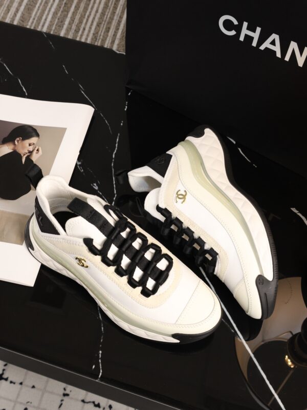 sy_no_BCB44C72A0CBB640D9AFA7D630A9F012_4 Chanel White and Black Mixed Material Low-Top Sneaker with Gold Hardware CC Logo