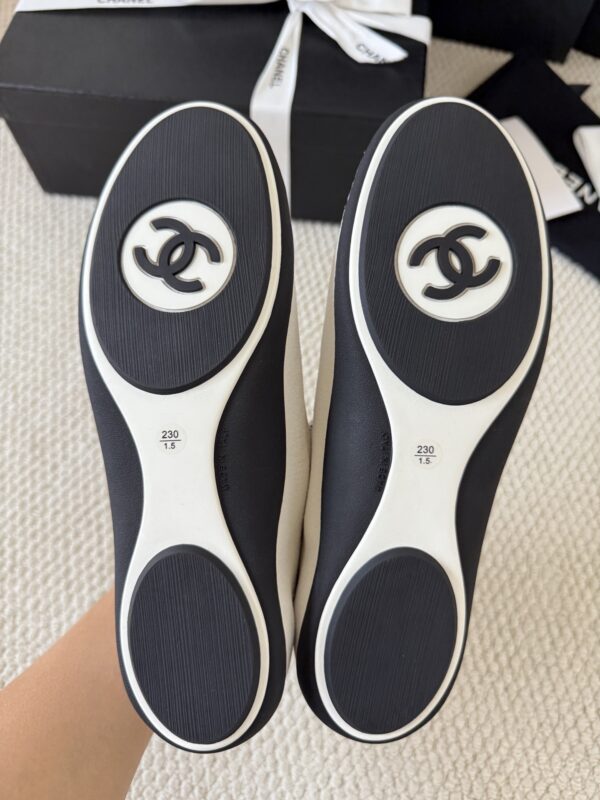 sy_no_BF7CC282A9A113B66A93CE065E6B9981_5 Chanel White Knit and Suede Slip-On Low-Top Sneaker with Speckled Laces and CC Logo
