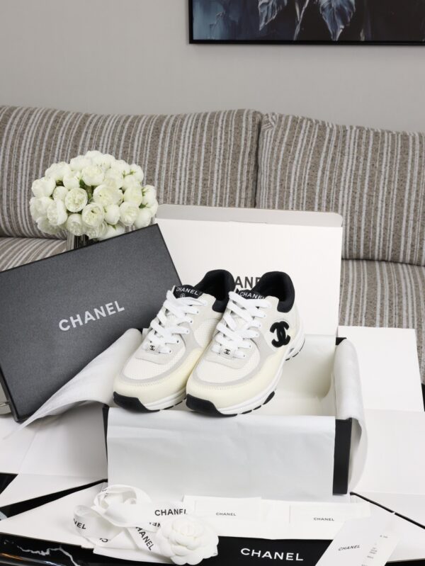 sy_no_C162CBC71143F9067B183CD82A26A850_0 Chanel Off-White and Black Mixed Material Low-Top Sneaker with Suede and CC Logo
