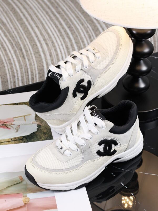 sy_no_C162CBC71143F9067B183CD82A26A850_1 Chanel Off-White and Black Mixed Material Low-Top Sneaker with Suede and CC Logo