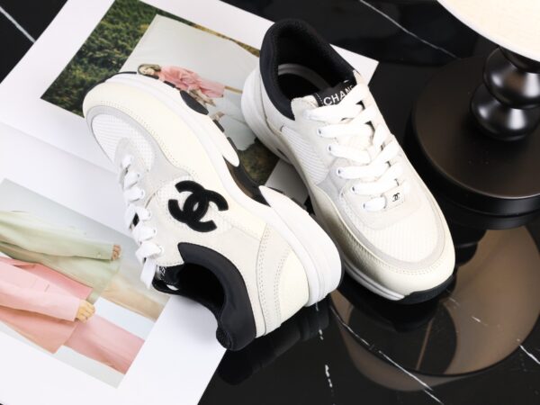 sy_no_C162CBC71143F9067B183CD82A26A850_2 Chanel Off-White and Black Mixed Material Low-Top Sneaker with Suede and CC Logo