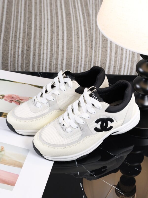 sy_no_C162CBC71143F9067B183CD82A26A850_4 Chanel Off-White and Black Mixed Material Low-Top Sneaker with Suede and CC Logo