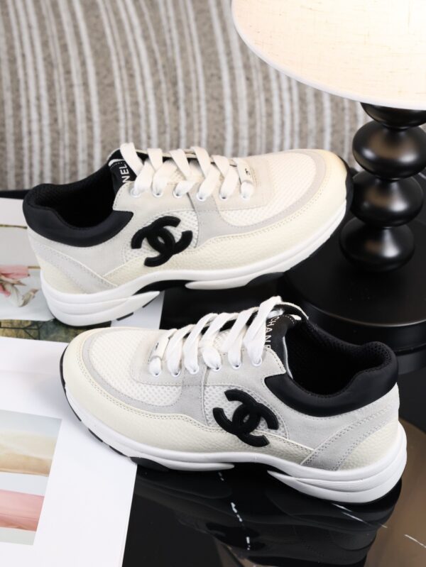 sy_no_C162CBC71143F9067B183CD82A26A850_6 Chanel Off-White and Black Mixed Material Low-Top Sneaker with Suede and CC Logo