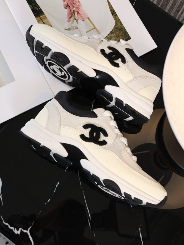sy_no_C162CBC71143F9067B183CD82A26A850_7 Chanel Off-White and Black Mixed Material Low-Top Sneaker with Suede and CC Logo