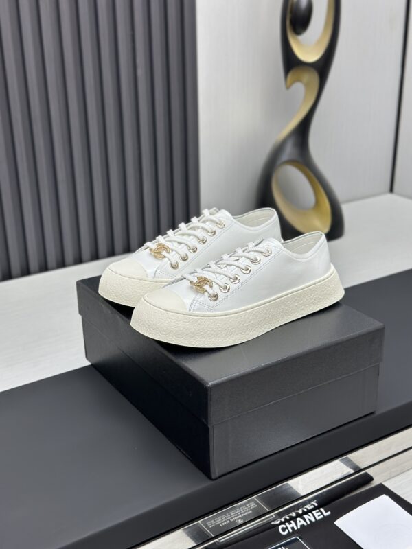 sy_no_CE5D2E55822990B676095A7E5E3D561A_0 Chanel White Leather Platform Low-Top Sneaker with Gold CC Charm