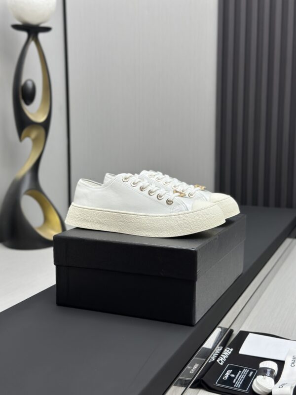 sy_no_CE5D2E55822990B676095A7E5E3D561A_1 Chanel White Leather Platform Low-Top Sneaker with Gold CC Charm