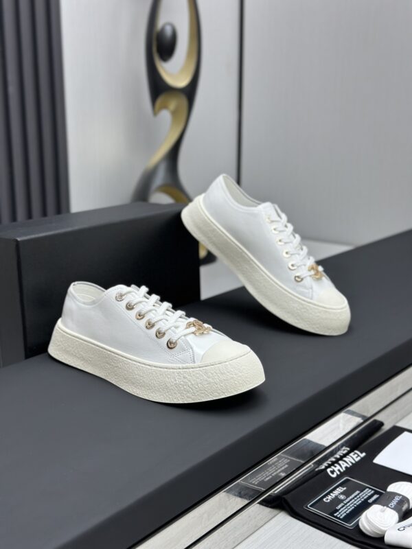sy_no_CE5D2E55822990B676095A7E5E3D561A_3 Chanel White Leather Platform Low-Top Sneaker with Gold CC Charm