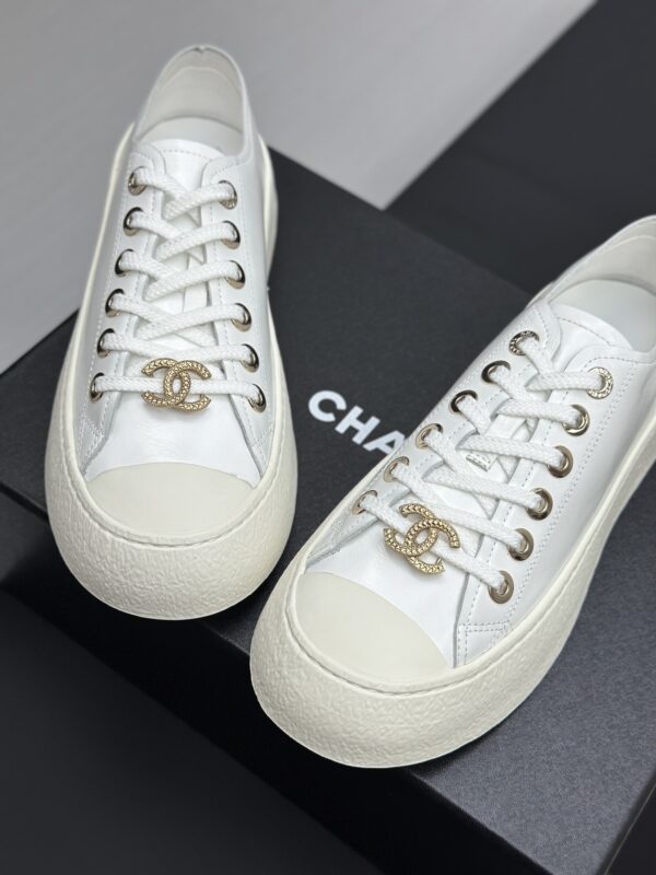 sy_no_CE5D2E55822990B676095A7E5E3D561A_4 Chanel White Leather Platform Low-Top Sneaker with Gold CC Charm