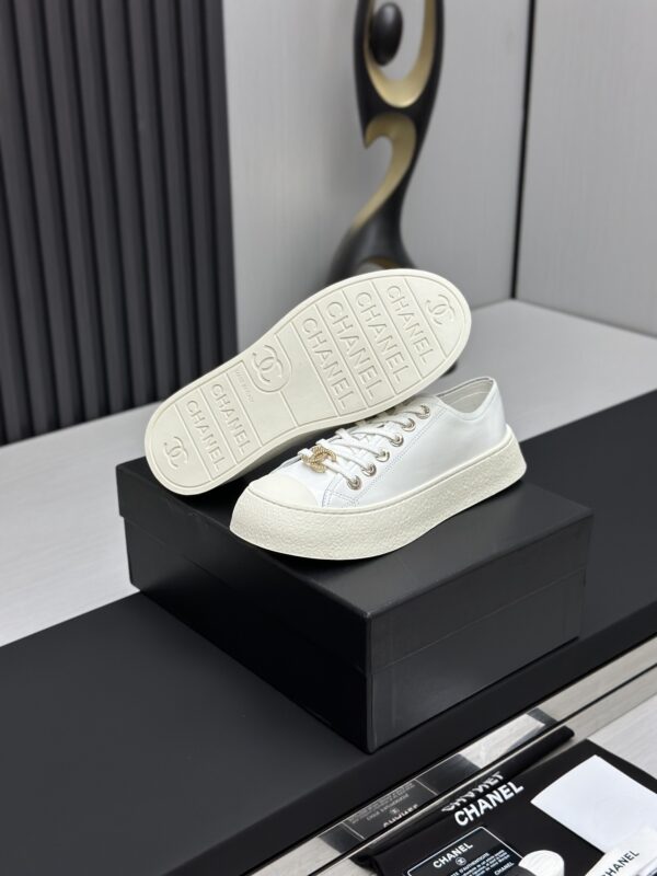 sy_no_CE5D2E55822990B676095A7E5E3D561A_5 Chanel White Leather Platform Low-Top Sneaker with Gold CC Charm
