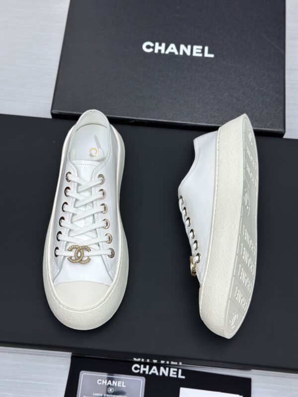 sy_no_CE5D2E55822990B676095A7E5E3D561A_7 Chanel White Leather Platform Low-Top Sneaker with Gold CC Charm