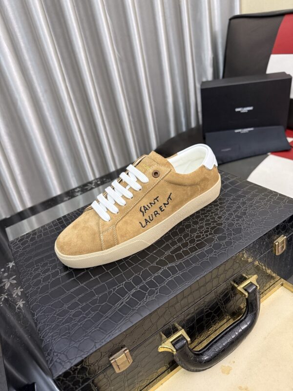 sy_no_D207FAA932C664219A3332212C43BC46_0 Saint Laurent Tan Suede White Heel Low-Top Sneaker