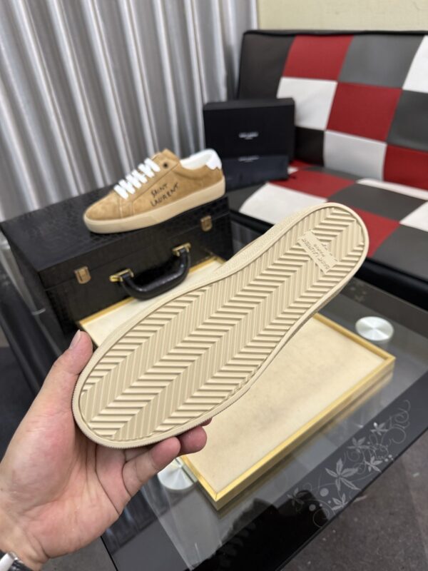 sy_no_D207FAA932C664219A3332212C43BC46_8 Saint Laurent Tan Suede White Heel Low-Top Sneaker