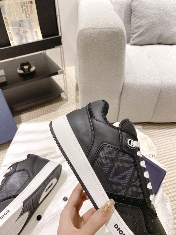 sy_no_DD092BD064236EDE75A097507780E501_4 Dior Black Leather Embossed Logo Low Sneaker