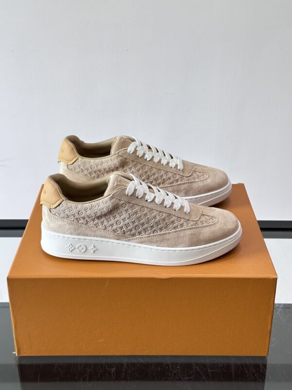 sy_no_E481DCB3C16FA59C34E831D4BC7C8E4A_0 Louis Vuitton Milk-Tone Monogram Suede Low-Top Sneaker