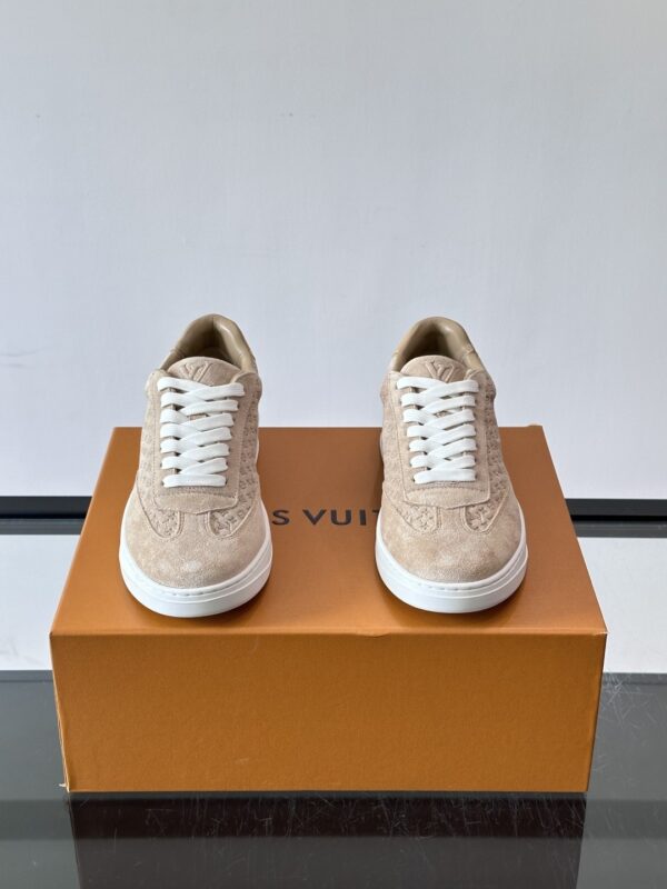 sy_no_E481DCB3C16FA59C34E831D4BC7C8E4A_1 Louis Vuitton Milk-Tone Monogram Suede Low-Top Sneaker