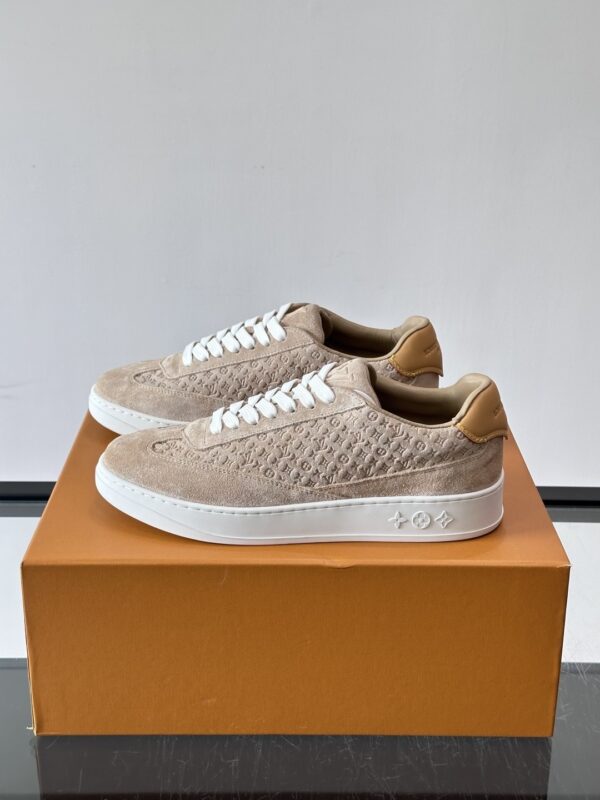 sy_no_E481DCB3C16FA59C34E831D4BC7C8E4A_2 Louis Vuitton Milk-Tone Monogram Suede Low-Top Sneaker