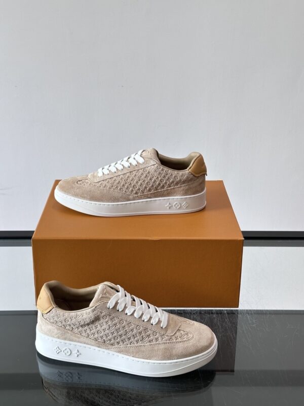 sy_no_E481DCB3C16FA59C34E831D4BC7C8E4A_3 Louis Vuitton Milk-Tone Monogram Suede Low-Top Sneaker