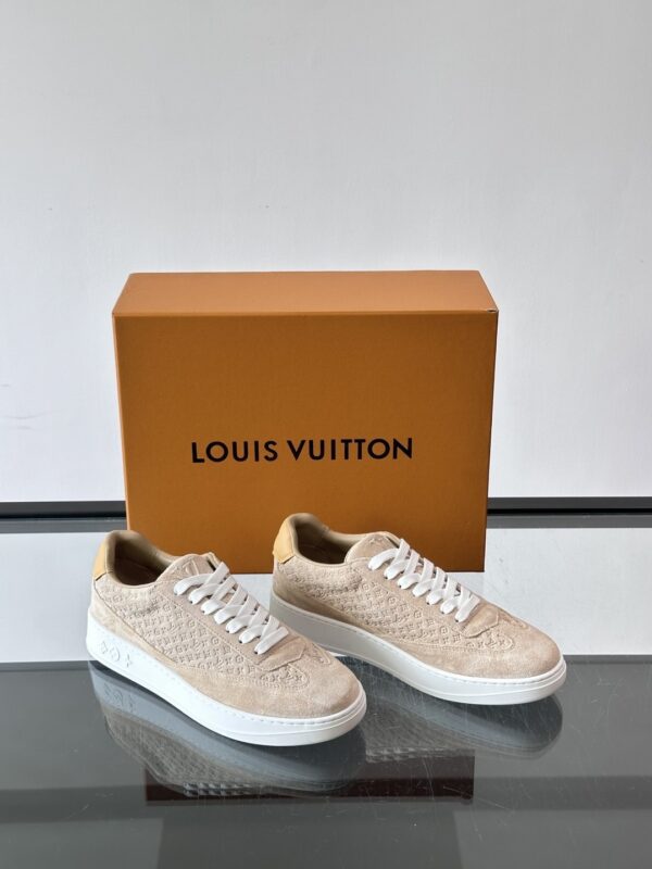 sy_no_E481DCB3C16FA59C34E831D4BC7C8E4A_4 Louis Vuitton Milk-Tone Monogram Suede Low-Top Sneaker