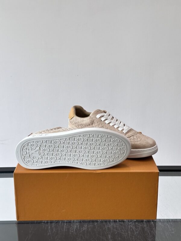 sy_no_E481DCB3C16FA59C34E831D4BC7C8E4A_8 Louis Vuitton Milk-Tone Monogram Suede Low-Top Sneaker