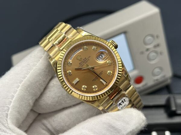 sy_no_EB546D8047DDCF31ED926329F8C71EEF_0 ROLEX Rolex Dog Tooth Crown Datejust Sunday Ref. 116281 with Gold Dial and 18ct Gold Case