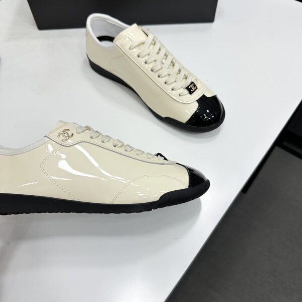 sy_no_EBE9D714E87BFE3714AEF0457AC9E1B2_7 Chanel Off-White and Black Patent Cap-Toe Low-Top Sneaker with CC Lace Lock