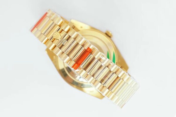 sy_no_F65D8597DED0C75ADC125EC4204EE461_8 ROLEX Rolex Dog Tooth Ring Weekly Calendar Automatic Mechanical Movement 100m Waterproof Date Display Swiss Watch 36mm Gold Dial Gold Strap