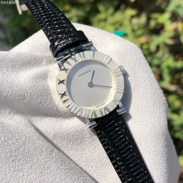 ICHUMU Watch Women's Retro Light Luxury Women's Exquisite and Compact Women's Belt Fashion Brand Quartz Movement