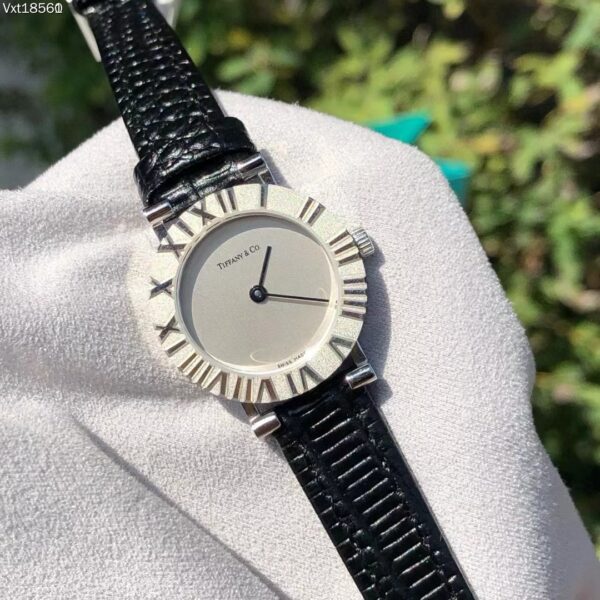 ICHUMU Watch Women's Retro Light Luxury Women's Exquisite and Compact Women's Belt Fashion Brand Quartz Movement