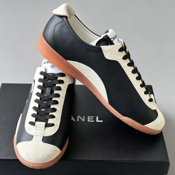 sy_no_FF3DAB3822B56F1F707AF156693F245E_2 Chanel Smooth Calfskin & Pebbled Leather Retro Trainer Black-Cream-GumSole