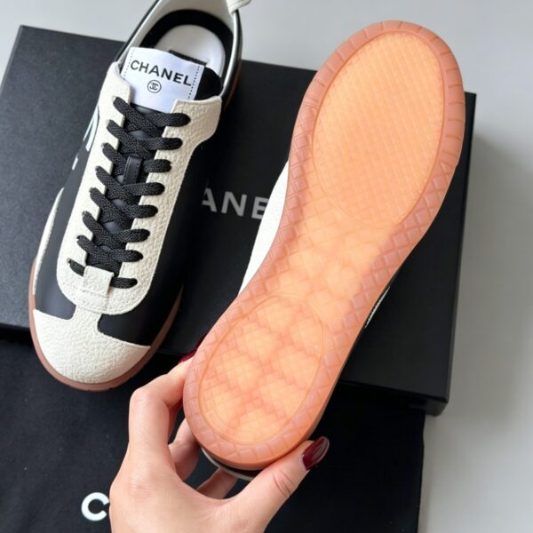 sy_no_FF3DAB3822B56F1F707AF156693F245E_3 Chanel Smooth Calfskin & Pebbled Leather Retro Trainer Black-Cream-GumSole