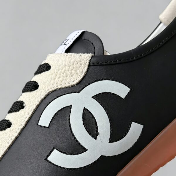 sy_no_FF3DAB3822B56F1F707AF156693F245E_4 Chanel Smooth Calfskin & Pebbled Leather Retro Trainer Black-Cream-GumSole