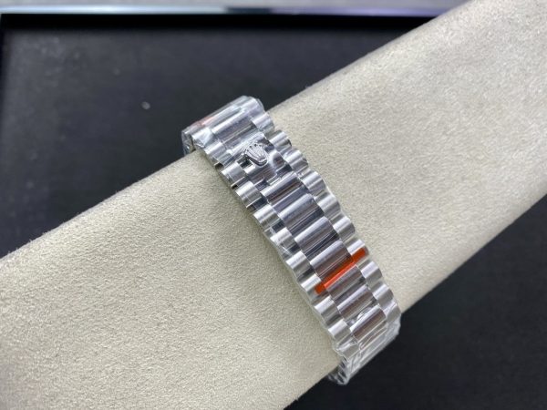 sy_no_6E798F8C3D67049A954F94B54F7C3065_8 Rolex Day-Date Rainbow Gem-Set Bezel Silver Roman Dial President Bracelet Watch